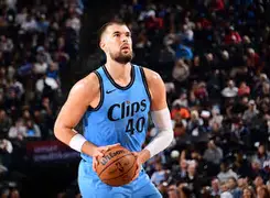 雷竞技王者荣耀-离谱！库里怒砍55分丹佛掘金今夜防线松动，波特兰开拓者今晨造点机会(库里第四节连续投进4个三分球)